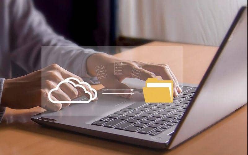 ilustrasi backup data (freepik.com/family31)