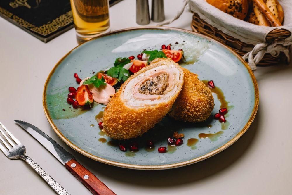 5 Tips Menggulung Chicken Cordon Blue agar Keju Gak Meluber