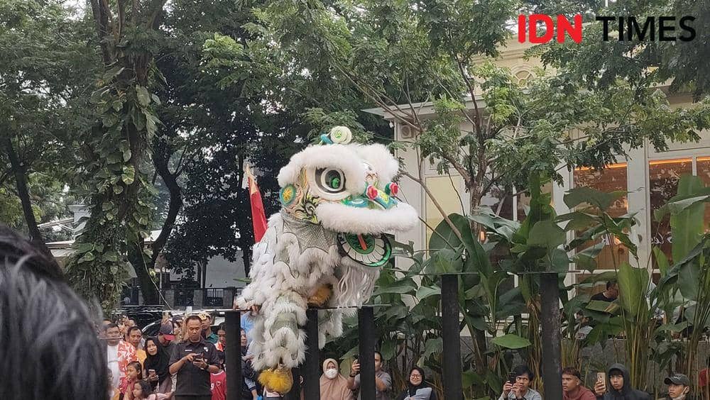 Aksi Barongsai di Mal Botani Square, Sabtu (8/2/2025). (Linna Susanti/IDN Times).