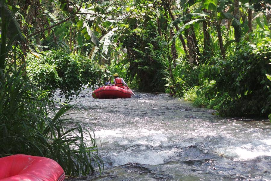 Orang sedang melakukan aktivitas rafting di Sungai Telaga Waja. (Dok.Pribadi/Muhammad Ibnu Khaldun)