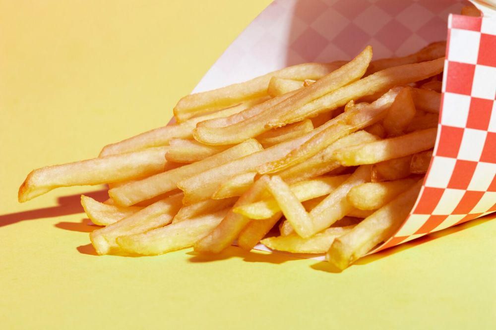 ilustrasi french fries (freepik.com/freepik)