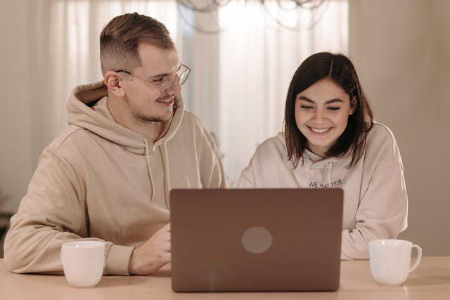 5 Strategi Berkomunikasi kalau Pasanganmu Seorang Workaholic