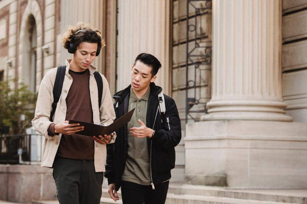 ilustrasi menolong teman (pexels.com/Armin Rimoldi)