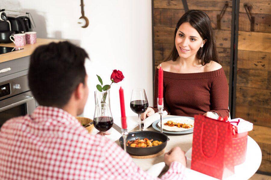 Ilustrasi valentine lunch. (freepik.com/user17007025)