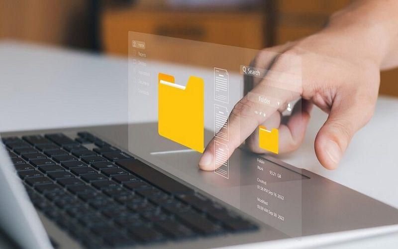 ilustrasi folder penyimpanan file di laptop (freepik.com/hadigraphics)