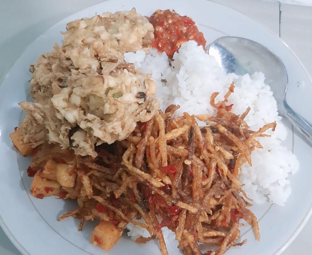 ilustrasi lauk di warteg (commons.wikimedia.org/WanaraLima)