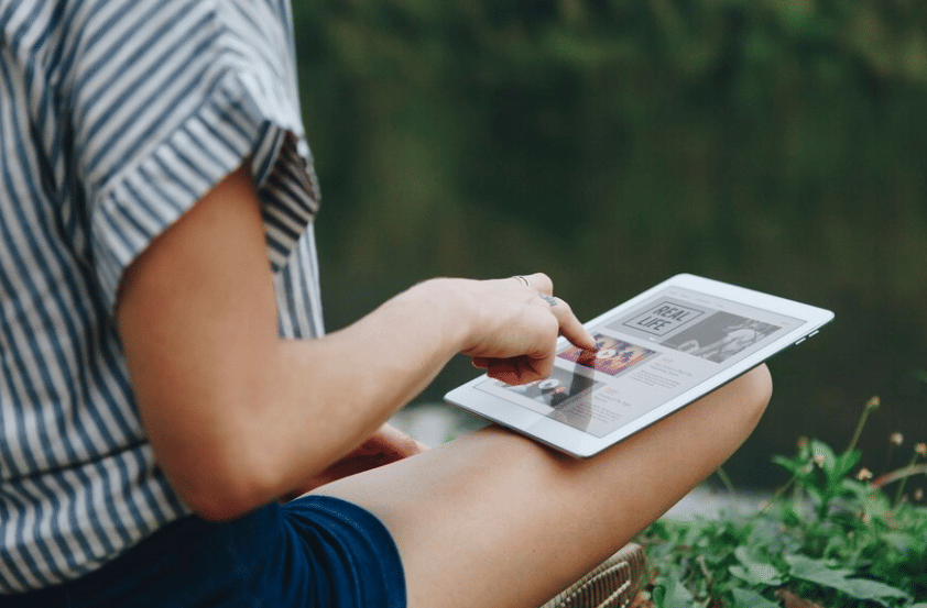 ilustrasi membaca artikel (freepik.com/rawpixel.com)