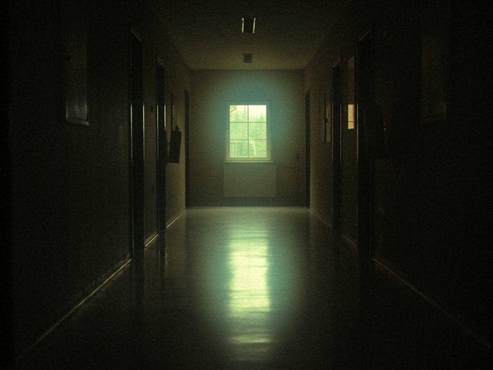 ilustrasi ruangan gelap (pexels.com/Hikmet A)