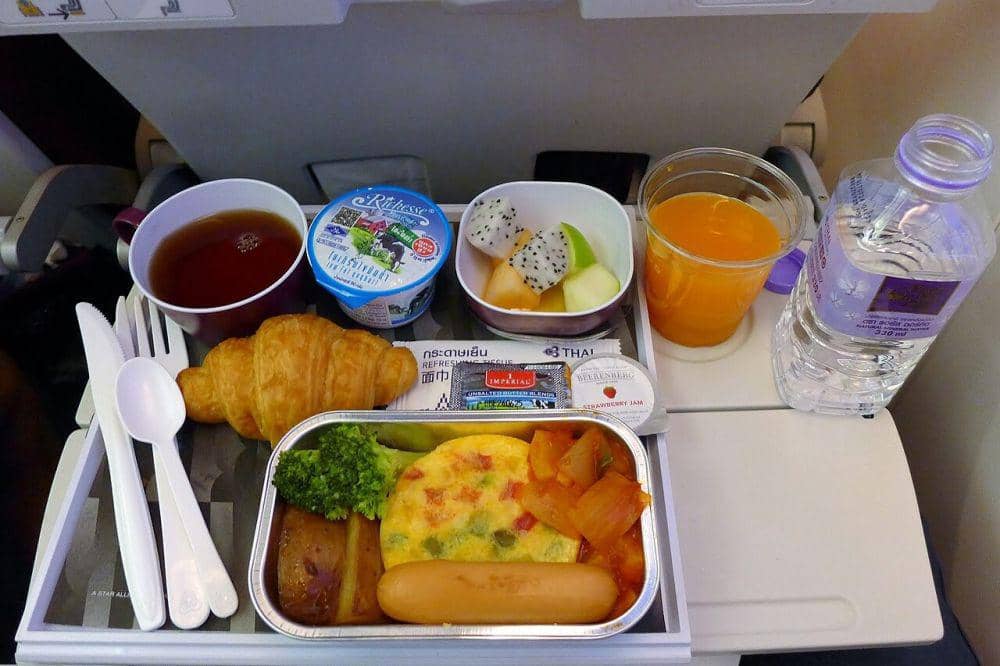 5 fakta unik tentang makanan di pesawat yang belum... Apakah Semua Makanan di Pesawat Terbang Gratis? | IDN Times