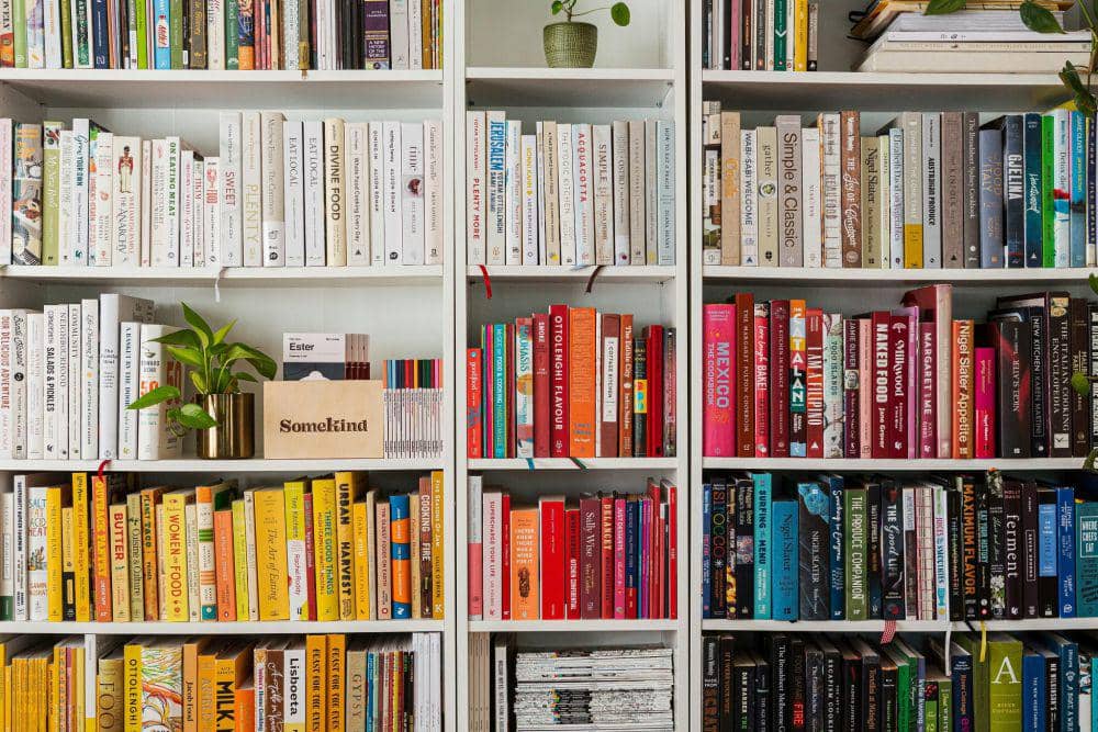 5 Tips Menyusun Buku di Rak Berdasarkan Ukuran dan Warna | IDN Times