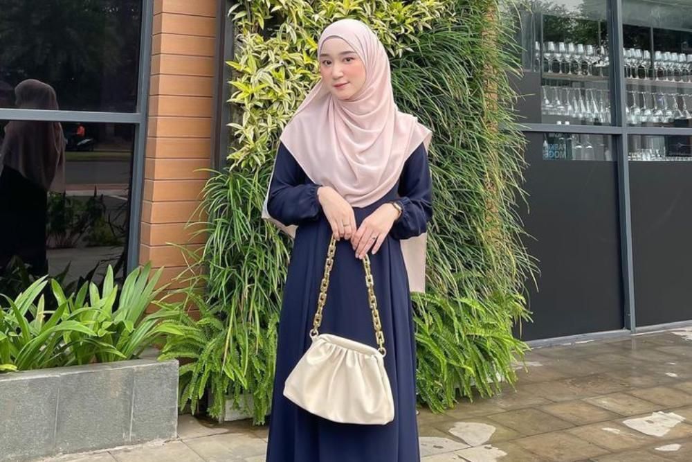 Gamis Navy Cocok dengan Jilbab Warna Apa? Ini 8 Pilihannya