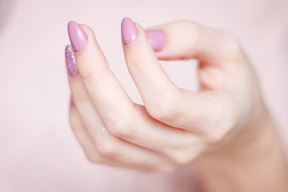 12 Ide Nail Art Polos Elegan yang Memesona, Bikin Kuku Makin Manis