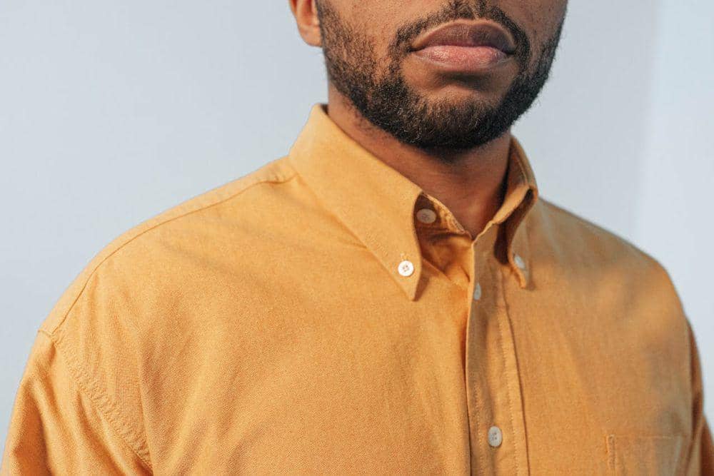 ilustrasi outfit warna celana yang cocok dengan baju kuning (pexels.com/VAZHNIK)