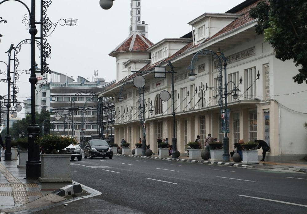 Ilustrasi suasana jalan di Kota Bandung (Unsplash.com/Neermana Studio)
