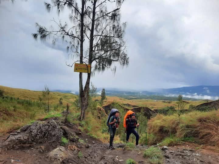 Ilustrasi pendaki di Gunung Rinjani. (IDN Times/Istimewa)