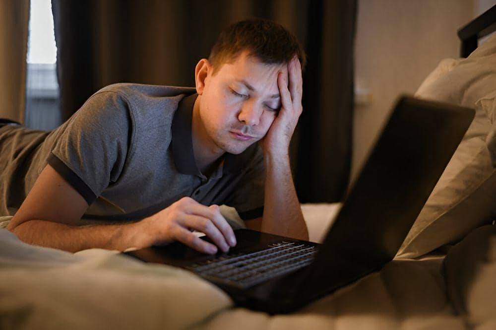 ilustrasi pria mengalami insomnia (freepik.com/freepik)