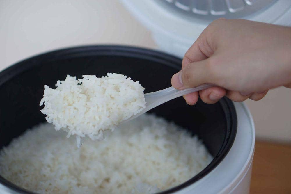6 Cara agar Nasi Tidak Kering dan Berkerak di Rice Cooker | IDN Times