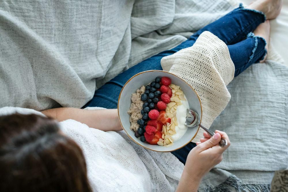 ilustrasi ngemil yogurt (unsplash.com/Annemarie Grudën)