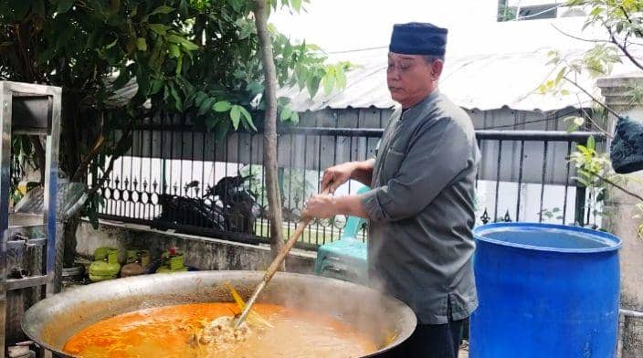 Proses memasak kuah beulangong khas Aceh (IDN Times/Eko Agus Herianto)
