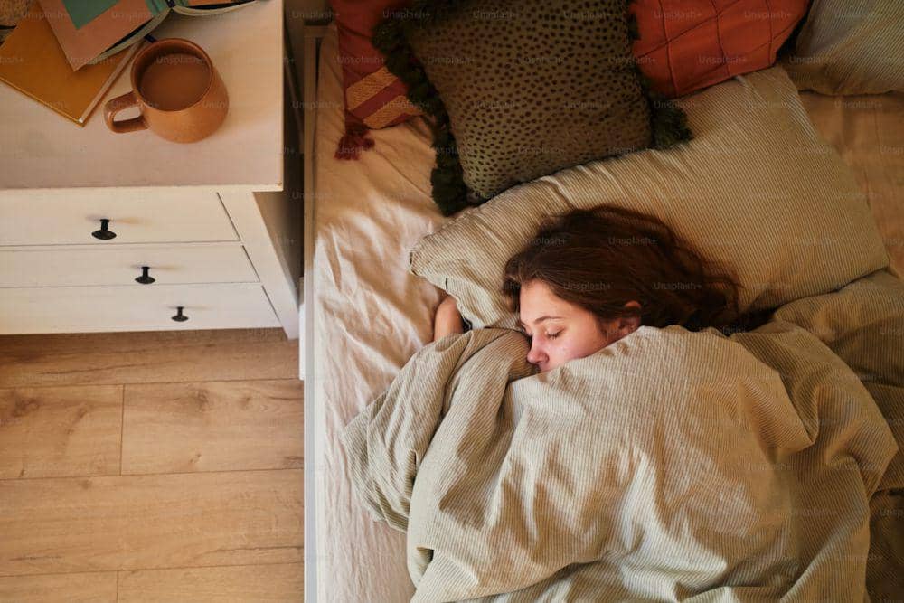 ilustrasi tidur sejenak (unplash.com/Andrej Lišakov)