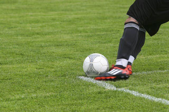 7 Rekomendasi Sepatu Bola untuk Kaki Lebar, Nyaman Dipakai!