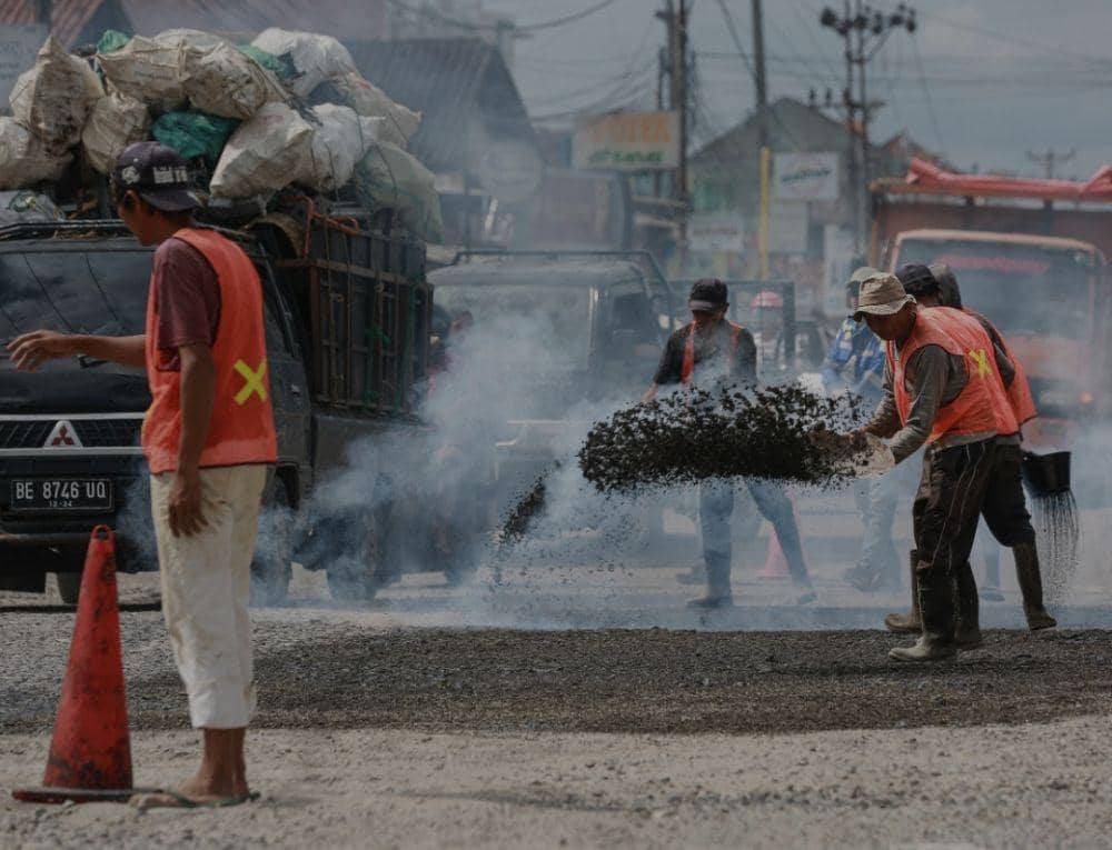 Perbaikan jalan di Pringsewu Lampung. (IDN Times/istimewa)
