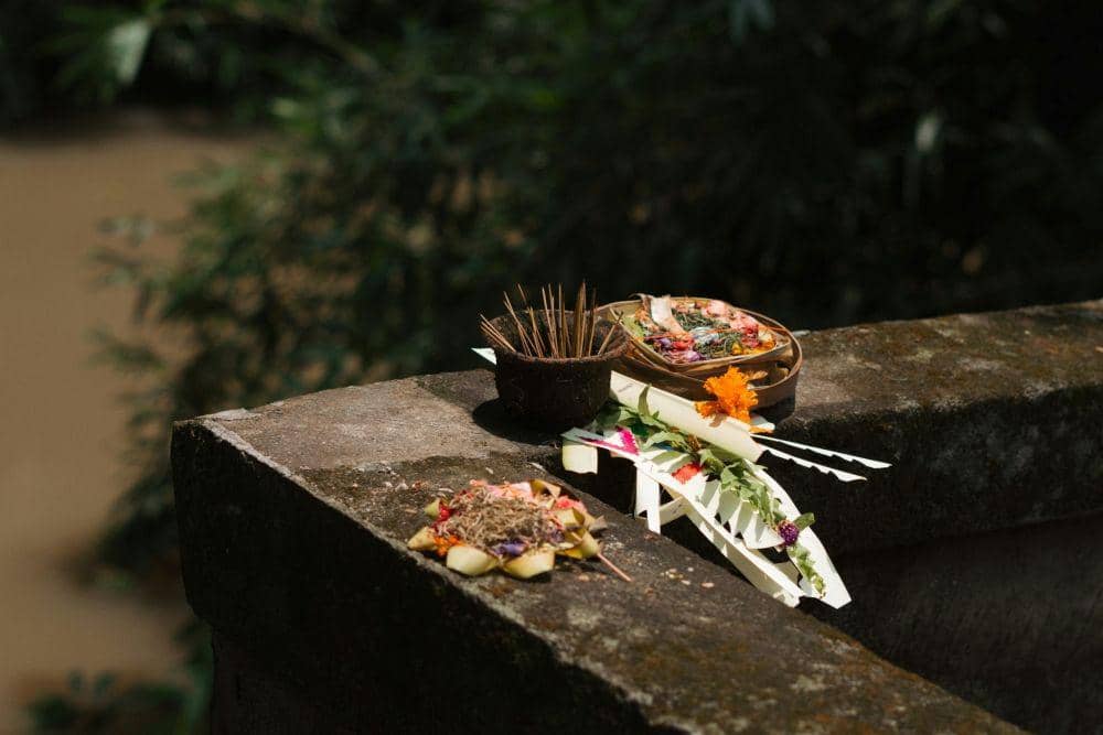 Ilustrasi canang (unsplash.com/Polina Kuzovkova)