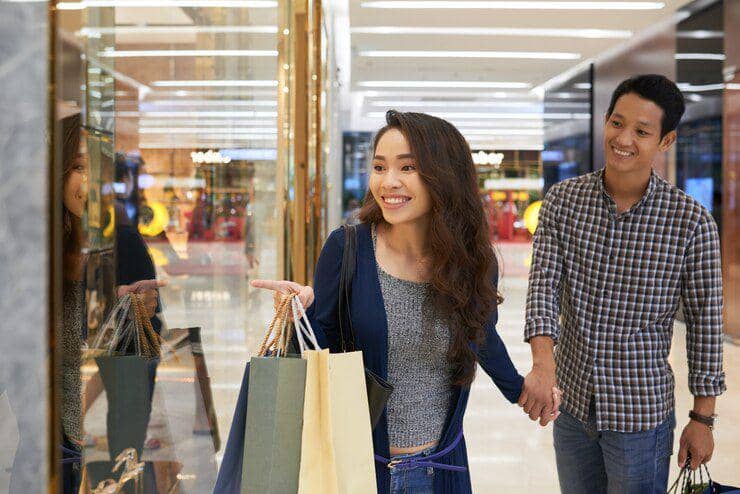 Ilustrasi senang melihat diskon (freepik.com/pressfoto)