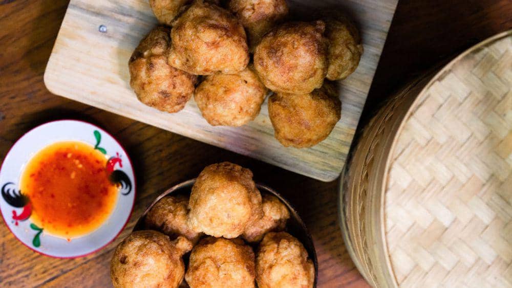 ilustrasi takjil dari tahu (pexels.com/gabriel bodhi)