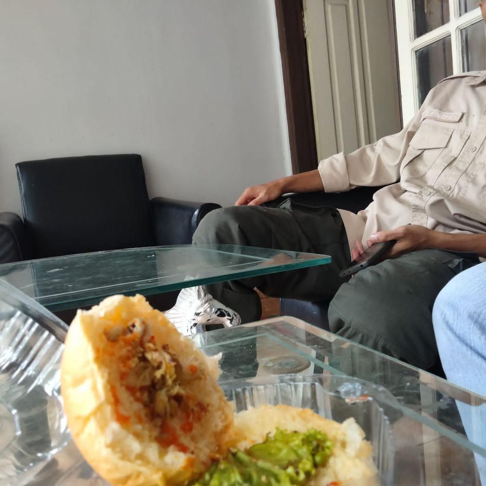 Makanan burger MBG tempat ditemukan ulat (Istimewa)