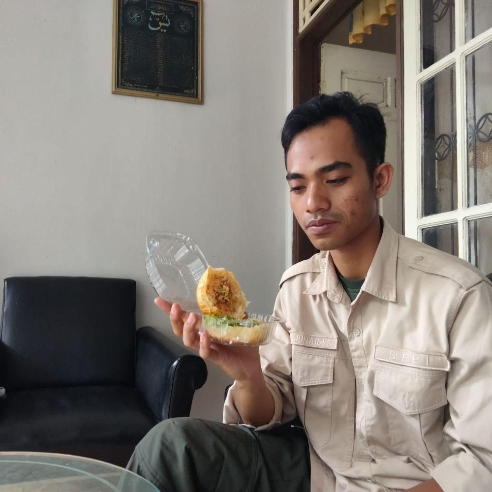 Makanan burger yang dibagikan ke siswa, tempat ditemukan ulat (Istimewa)
