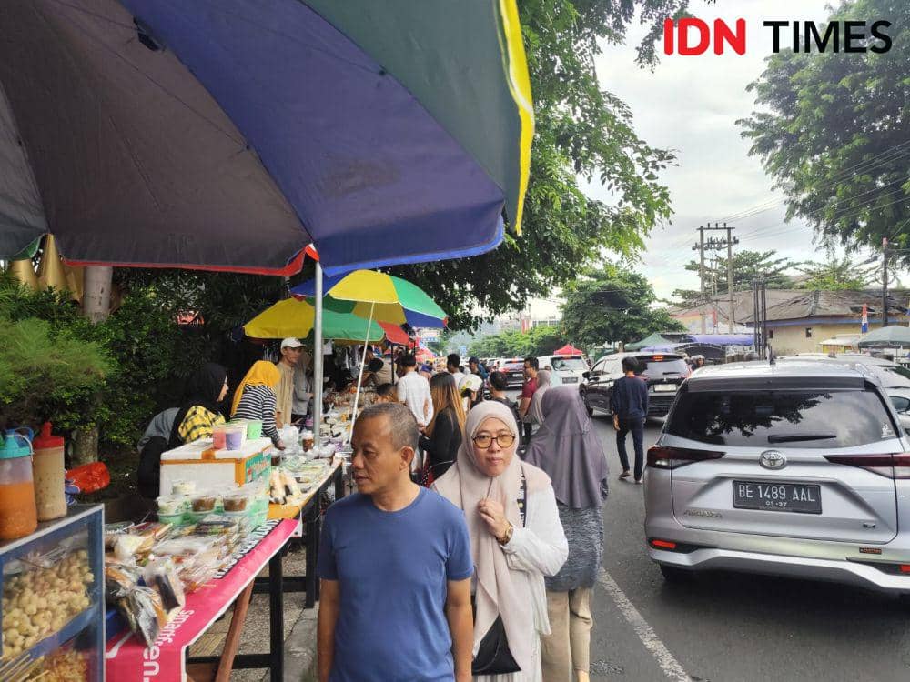 Suasana berburu takjil di Jl. Dr. Soesilo Bandar Lampung. (IDN Times/Muhaimin)