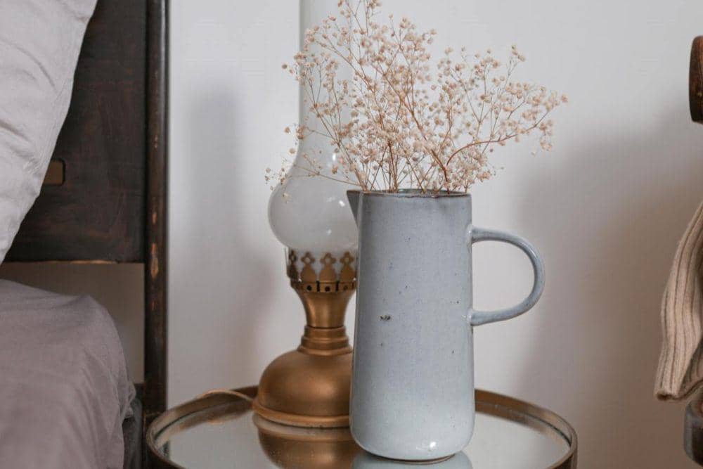 Vas bunga dari teko bekas (pexels.com/cottonbro studio)