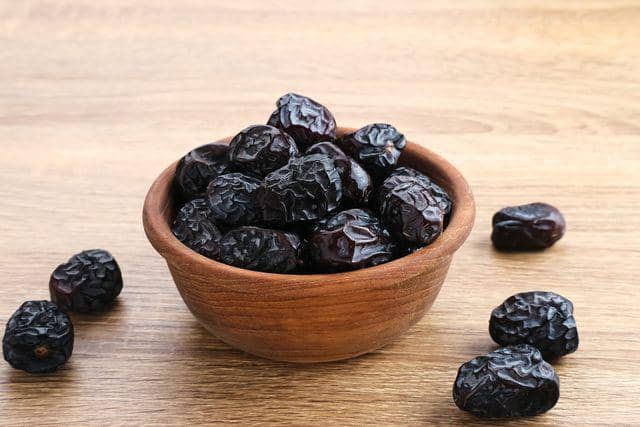 ilustrasi kurma ajwa (vecteezy.com/tyasindayati)