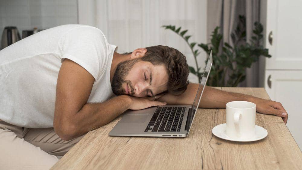 ilustrasi pria sedang melakukan power nap (freepik.com/freepik)