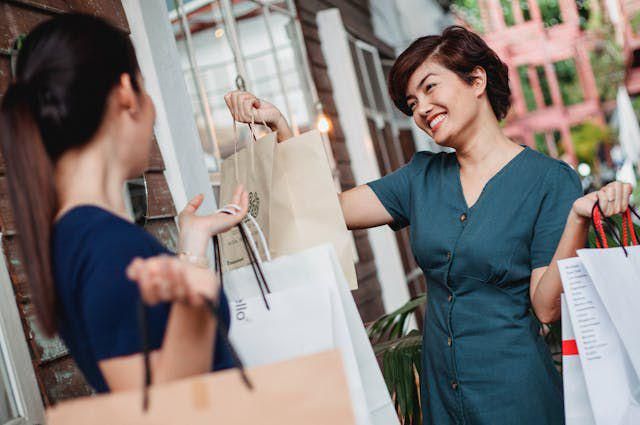 ilustrasi perempuan belanja (pexels.com/sam)
