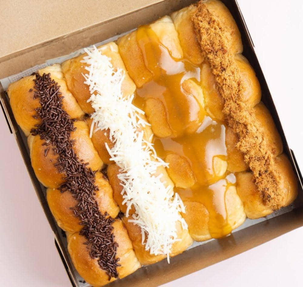 Varian Roti Roma Varian Best Seller Roti Romi, Ada Dubai Cheese Bomb | IDN Times