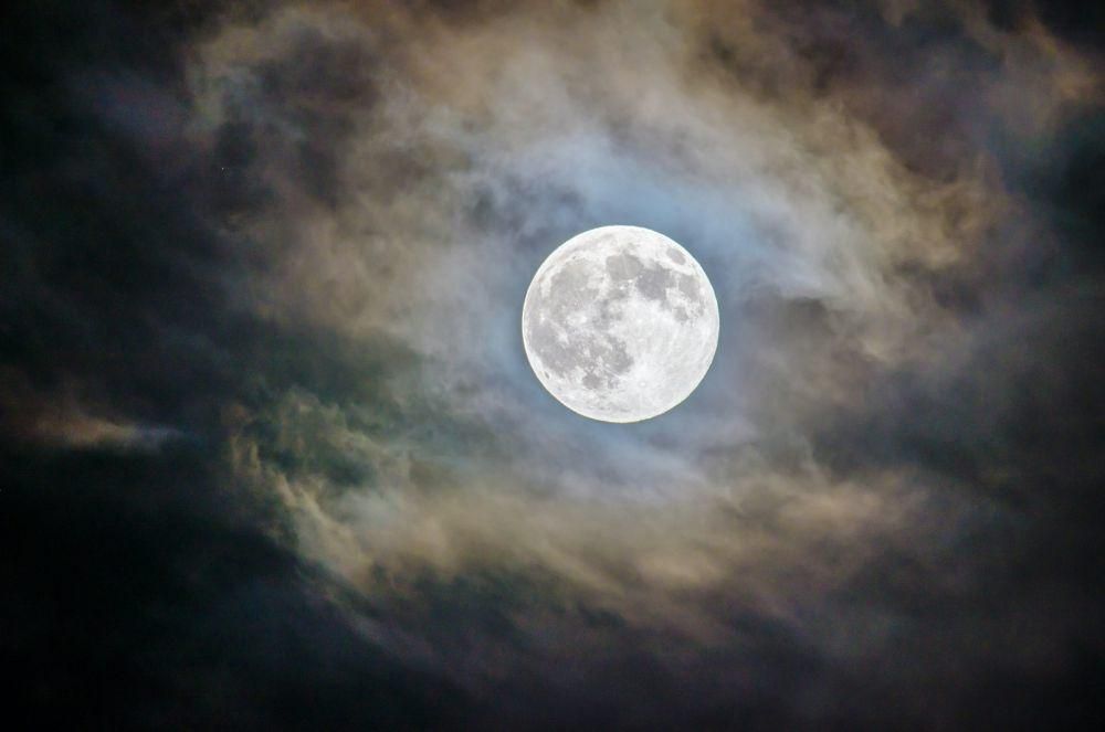 ilustrasi bulan purnama (unsplash.com/@Ganapathy Kumar)