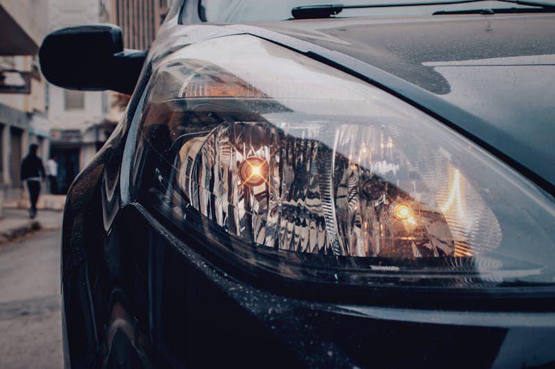 4 Penyebab dan Cara Mengatasi Lampu Mobil yang Redup Sebelah