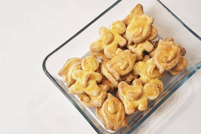 ilustrasi kue lebaran dari kacang mete