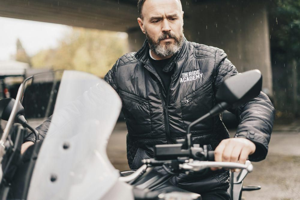 ilustrasi pria memakai jaket motor (unsplash.com/The Ride Academy)