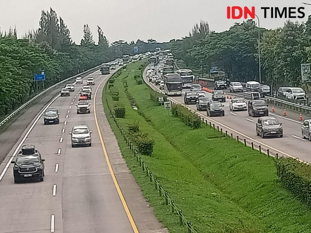 Potret lalu lintas KM 166 Cipali pada Sabtu siang (IDN Times/Inin Nastain)