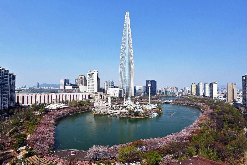 Potret Seokchon Lake Cherrt Blossom Festival di Korea Selatan (korean.visitkorea.or.kr)