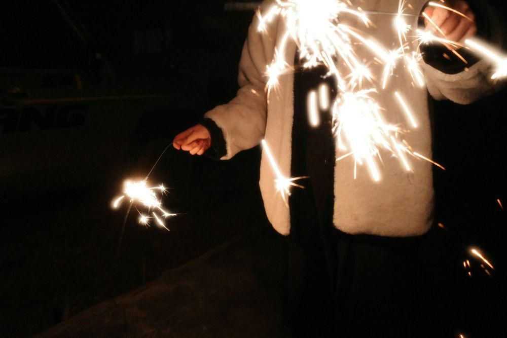 ilustrasi menyalakan kembang api (pexels.com/y-box)