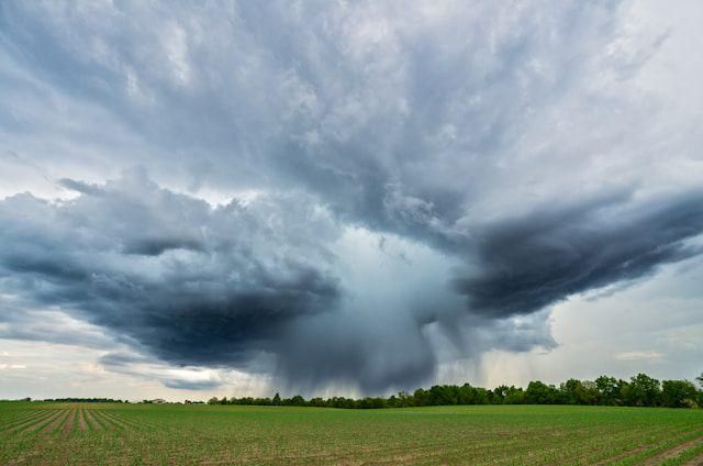 foto badai (unsplash.com/@noaa)