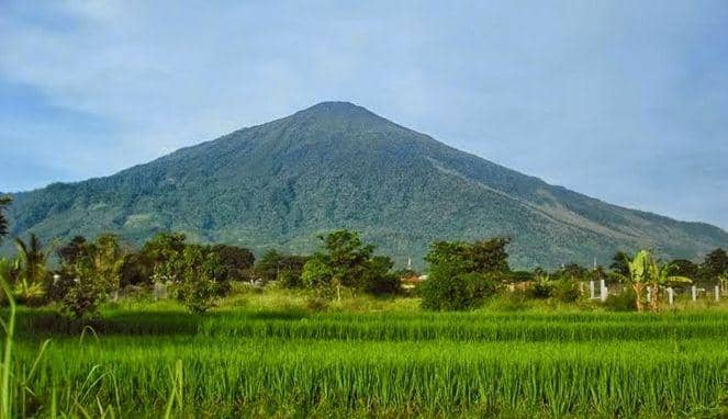 Gunung Ciremai (https://id.wikipedia.org/)