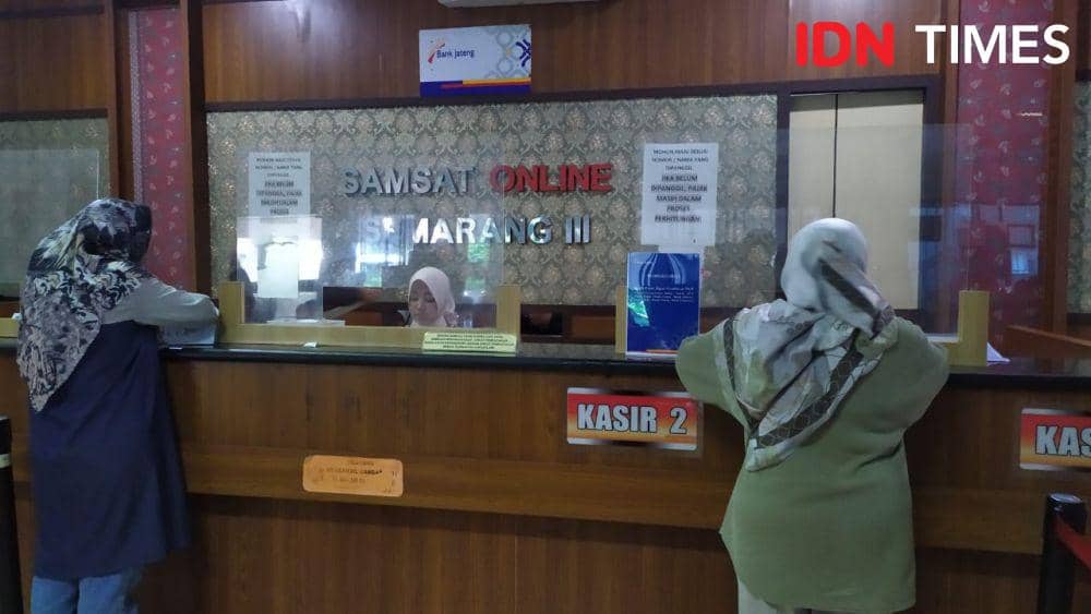Sejumlah wanita penunggak pajak motor mengurus layanan pemutihan di Samsat Hanoman Semarang. (IDN Times/Fariz Fardianto)