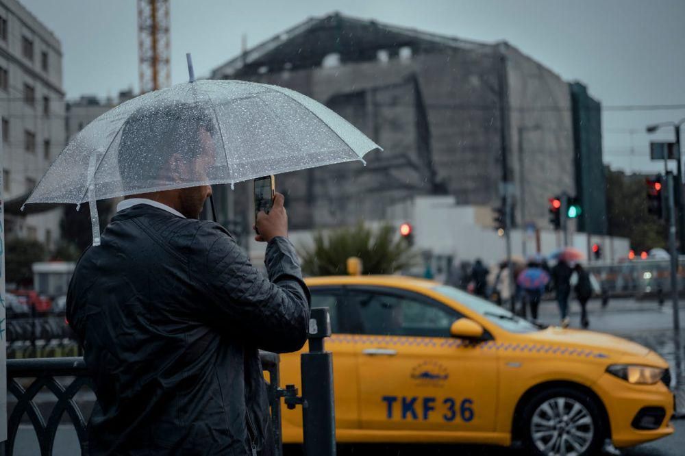 ilustrasi hujan memakai payung (pexels.com/Zeynep Sude Emek)