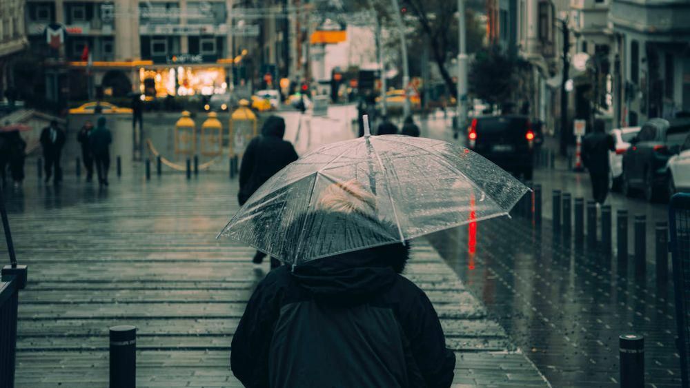 ilustrasi hujan memakai payung (pexels.com/Emrah Nas)