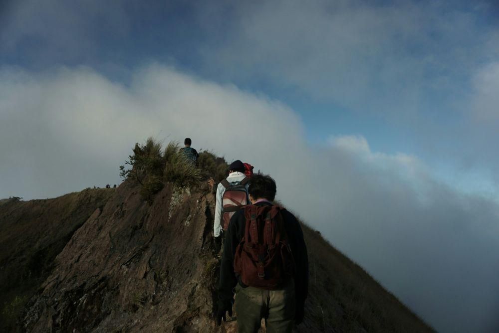 Ilustrasi mendaki Gunung Batur, Bali (unsplash.com/@baleee05)